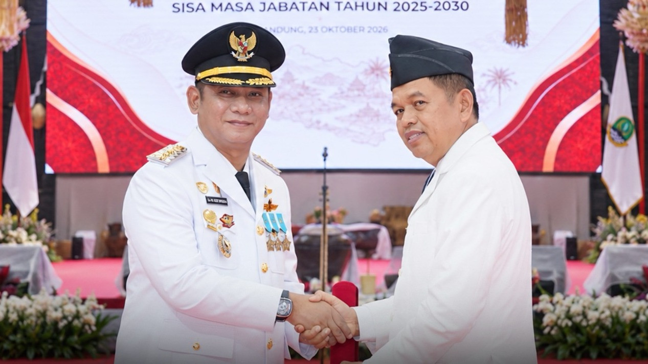Asep Surya Atmaja saat resmi dilantik sebagai Bupati Bekasi sisa masa jabatan 2025-2030 oleh Gubernur Jawa Barat, Dedi Mulyadi (KDM)