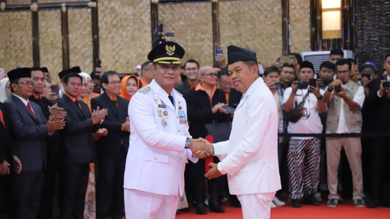 Gubernur Jawa Barat Dedi Mulyadi lantik Asep Surya Atmaja sebagai Bupati Bekasi di Bale Gede Gedung Pakuan, Kota Bandung, Jumat (23/10/2026).