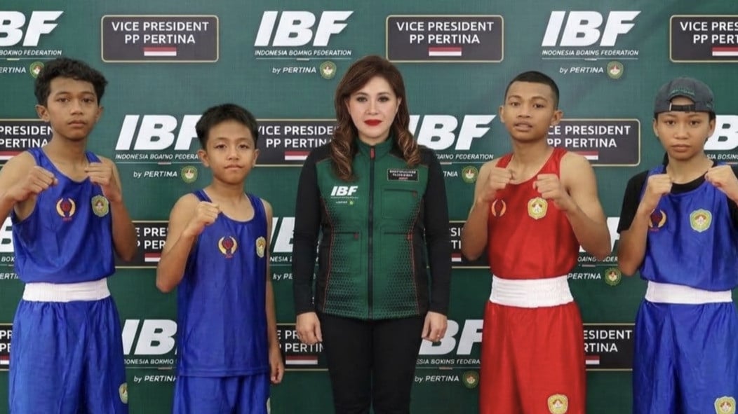 Wakil Ketua Umum PERTINA, Shelly Selowati H. Soejono bersama para petinju muda Indonesia.