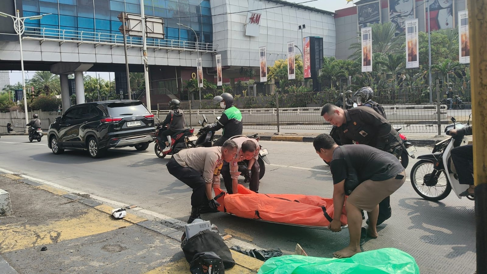 Kecelakaan pengendara sepeda motor di Pondok Indah, Jakarta Selatan