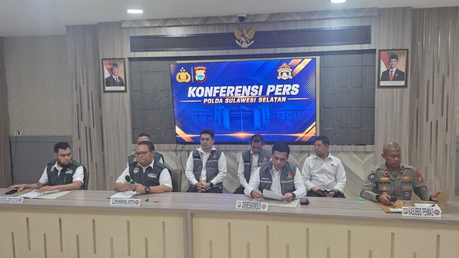 Kepala Bagian Operasi Korps Pemberantasan Tindak Pidana Korupsi (Kabag Ops Kortas Tipidkor) Polri, Kombes Pol Ahmad Yusuf Afandi  (kedua dari kiri)