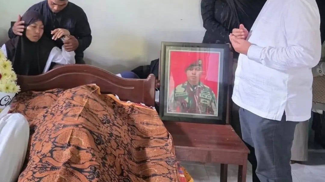 Letda Inf Jihad Ahmad Al-Rasyid, meninggal dunia akibat diduga ditembak oleh rekan sejawatnya saat bertugas di Solo, Jawa Tengah.