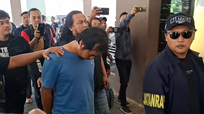 Terduga pelaku kasus pembunuhan ibu dan anak di Madiun saat diamankan, Senin (26/10/2026).