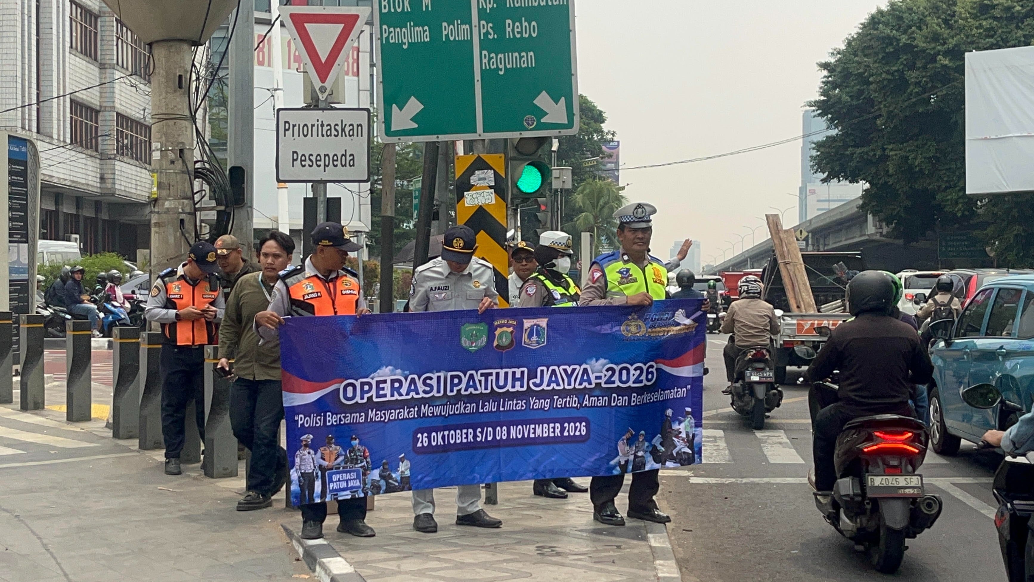 Petugas kepolisian bersama lembaga terkait saat melakukan operasi Patuh Jaya 2026, di Fatmawati, Jakarta Selatan.