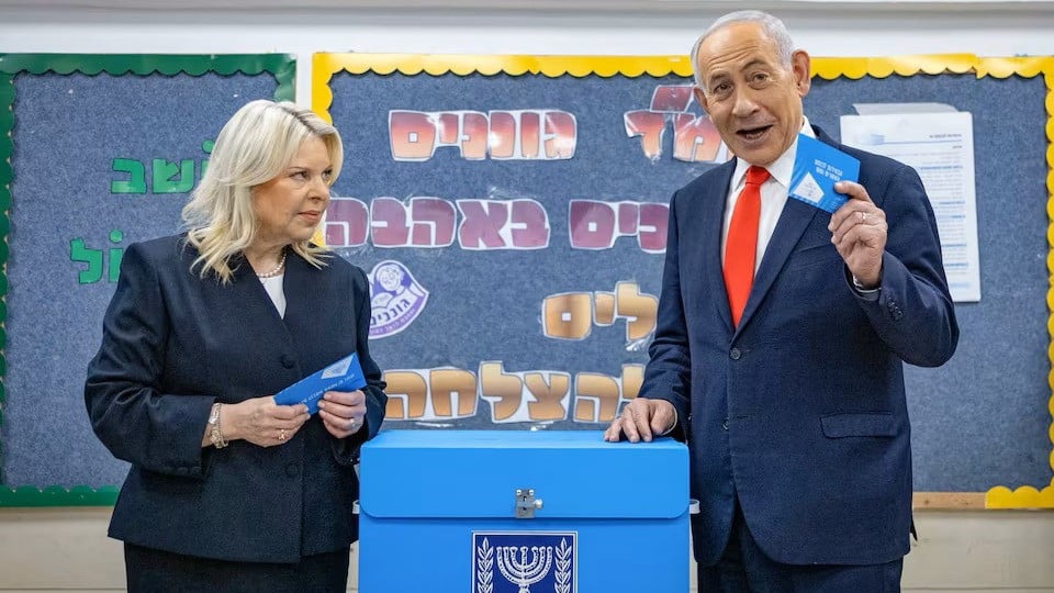 Benjamin Netanyahu saat tunaikan hak suaranya dalam Pemilu Israel 2026