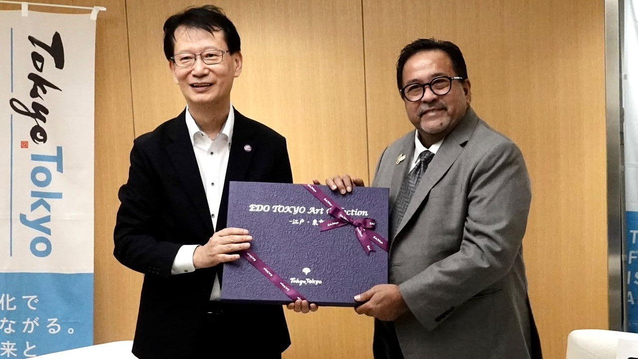 Wagub DKI Jakarta Rano Karno dalam sebuah pertemuan dengan Wagub Tokyo Tomohide Sato