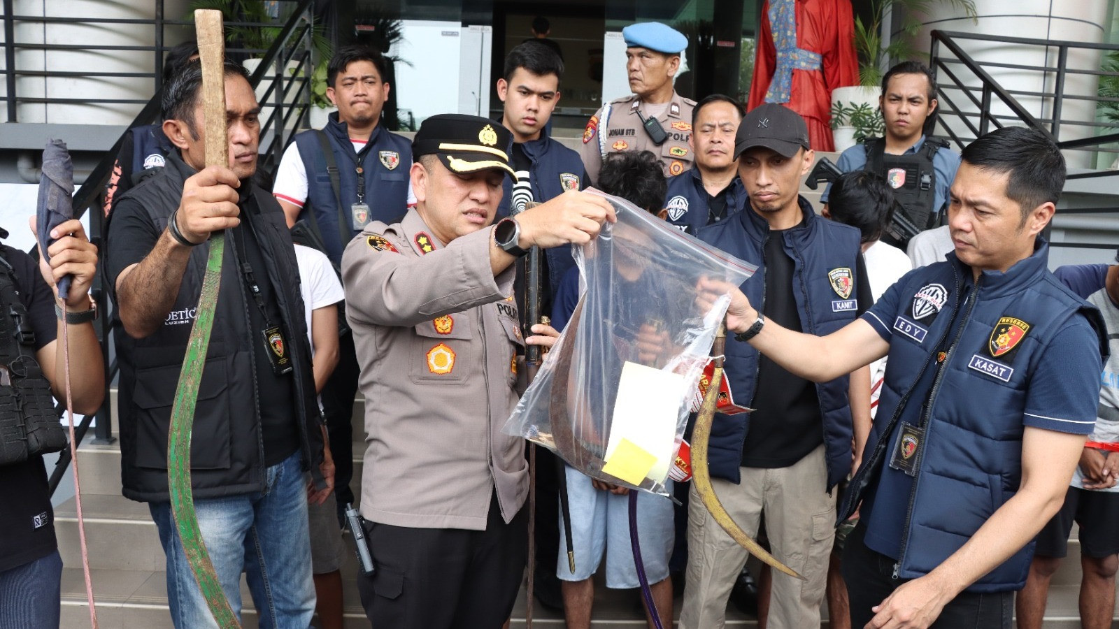 Alat bukti tawuran di Kebon Jeruk, Jakarta Barat, pada Senin (26/10/2026) dini hari.