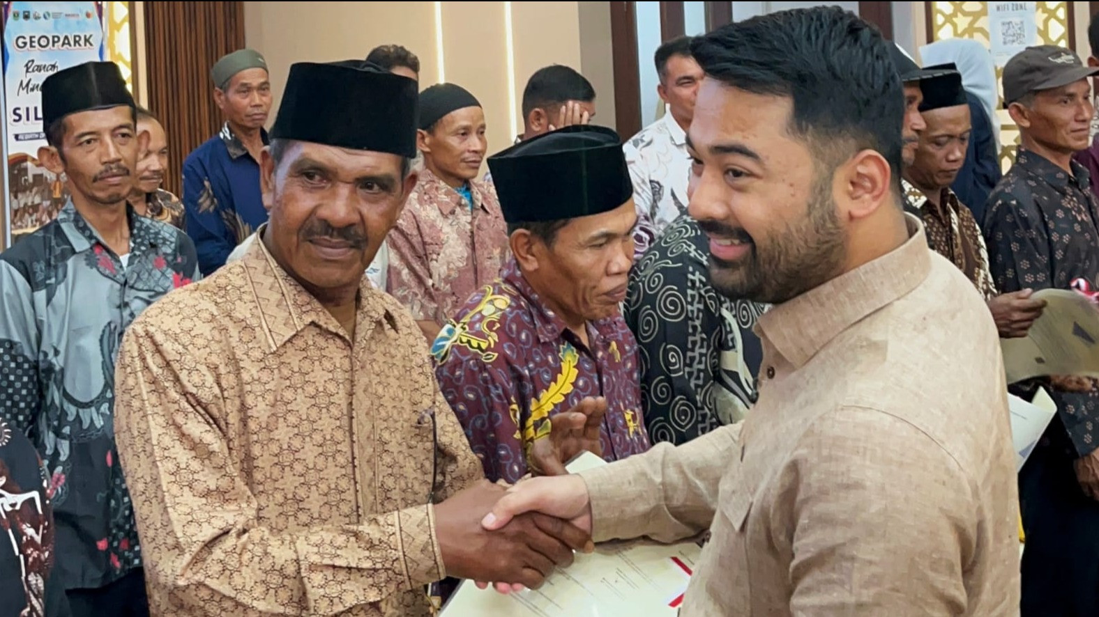 Kunjungan kerja Anggota Komisi V DPR RI sekaligus penyerahan sertipikat kepada warga transmigrasi Padang Tarok di Kantor Bupati Sijunjung, Sumatera Barat