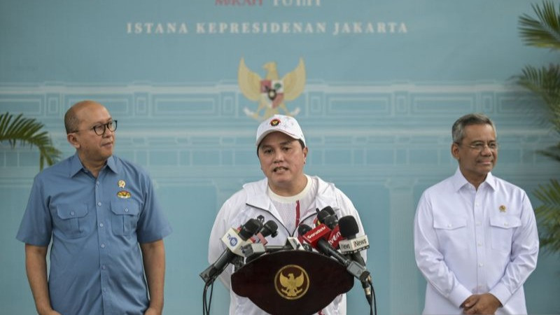 Menpora Erick Thohir (tengah), CEO Danantara Rosan Perkasa Roeslani (kiri), Menteri Keuangan Suahasil Nazara (kanan)