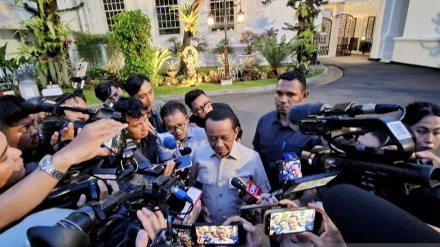 Menteri Energi dan Sumber Daya Mineral (ESDM) Bahlil Lahadalia memberikan keterangan pada awak media, di Kompleks Istana Kepresidenan Jakarta, Kamis (29/10).