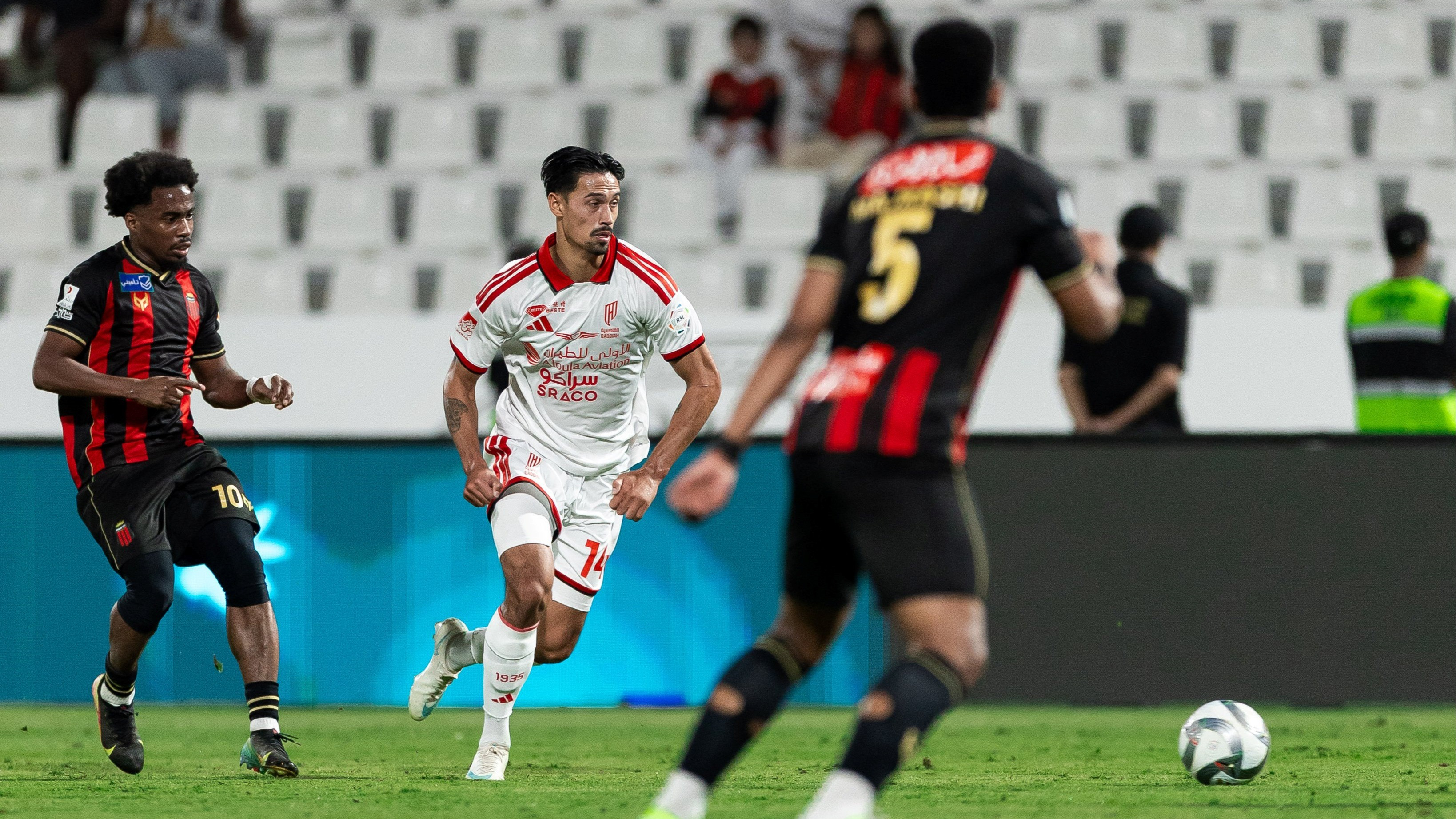 Tijjani Reijnders (tengah) dalam laga Al Riyadh vs Al Qadsiah di Liga Pro Saudi 2026/2027, Jumat (30/10/2026).