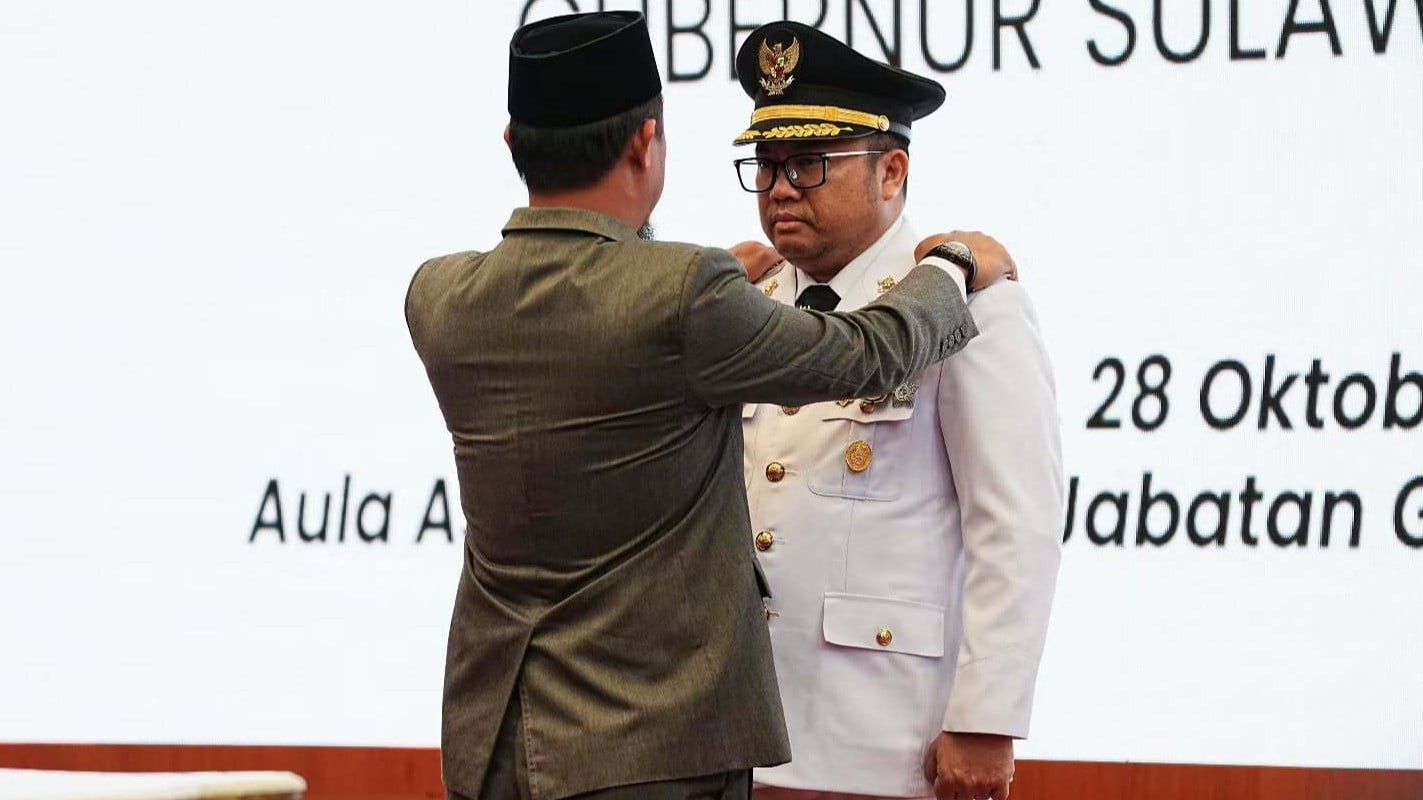 Darmawangsyah Muin saat resmi dilantik sebagai Bupati Gowa pengganti Sitti Husniah Talenrang oleh Gubernur Sulawesi Selatan, Andi Sudirman Sulaiman