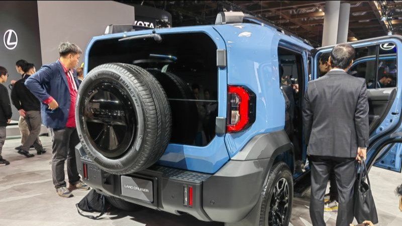 Mobil Toyota Land Cruiser FJ di pameran Japan Mobility Show 2025 di Tokyo Big Sight, Tokyo