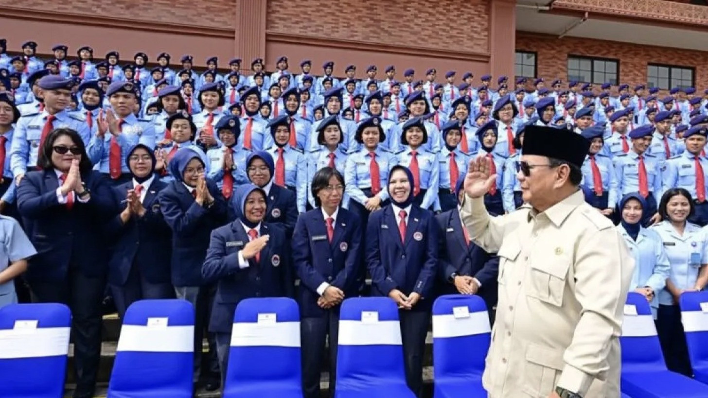 Presiden Prabowo Subianto disambut sejumlah siswa dan pengajar saat meresmian SMA Taruna Nusantara Kampus Cimahi, Jawa Barat, Jumat (30/10/2026).