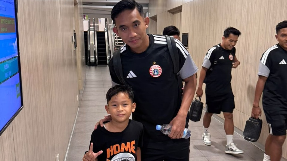 Bumi, bocah yang viral mengerjakan tugas sekolah saat mendukung Persija Jakarta sangat mengidolakan Rizky Ridho