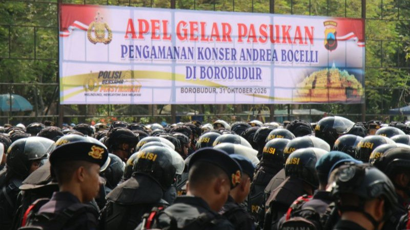 Aparat keamanan apel pentas Andrea Bucelli di Magelang, Sabtu (31/10/2026).
