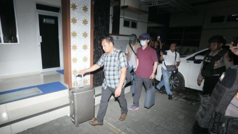 Anggota KPK membawa koper dan barang lainnya menuju mobil usai melakukan penggeledahan di kantor KPPBC Tipe Madya Kudus, Jawa Tengah, Rabu (28/10/2026).