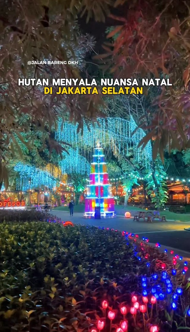 Rekomendasi 3 Taman dengan Dekorasi Natal Paling Instagramable di Jakarta, Wajib Foto Bareng Pasangan dan Keluarga
            - galeri foto