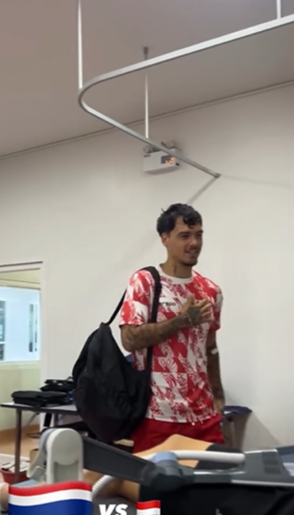 Tiba di Markas Buriram United, Shayne Pattynama Kenakan Jersei Timnas Indonesia sambil Tunjuk Lambang Garuda: Negara Saya!
            - galeri foto