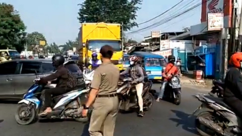 Sekat Akses Masuk Ke Jakarta, Petugas Putarbalikkan Pengendara Di Jalan ...