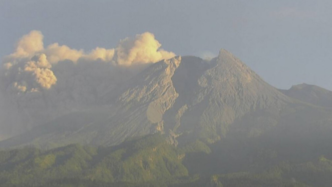 Gunung Merapi Luncurkan Awan Panas Guguran Sejauh 3 Kilometer