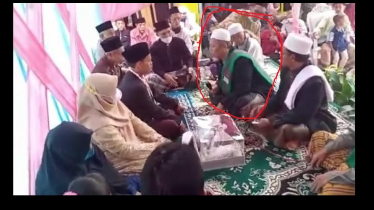 Masyaallah, Kiyai ini Wafat Usai Baca Syahadat Saat Jadi Penghulu di Nikahan Warga
            - galeri foto