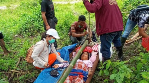 Viral, Ibu Hamil Ditandu Ke Puskesmas Sejauh 37 Kilometer