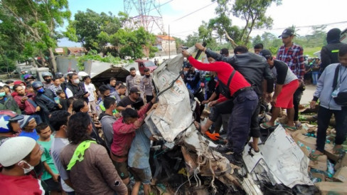 Dua Truk Tronton Tabrakan, Seorang Sopir Terjepit