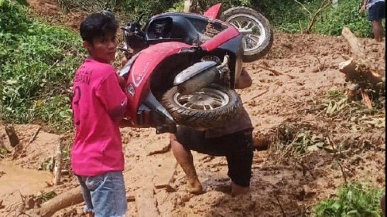 Satu Korban Longsor Luwu Ditemukan  Tertimbun dalam Rumah
            - galeri foto