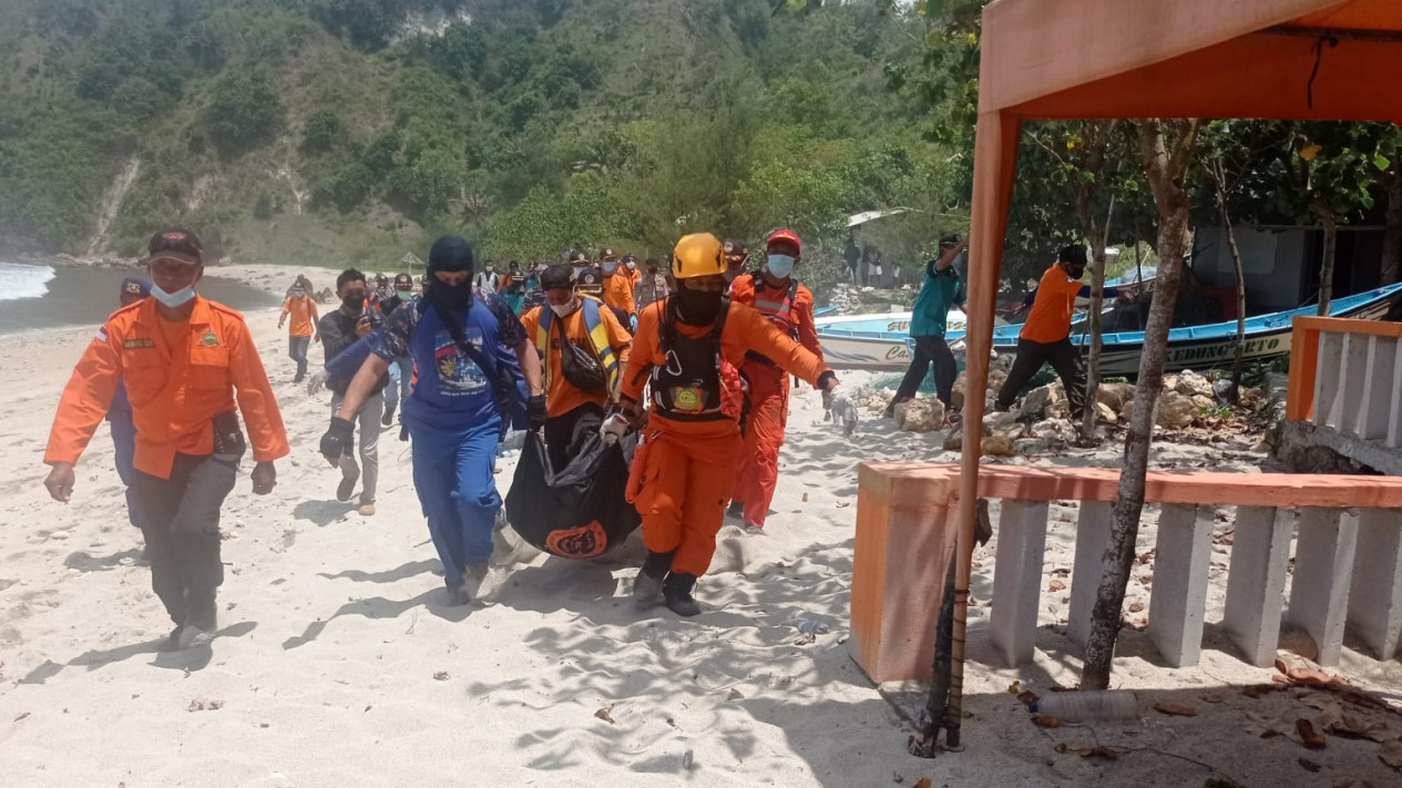 Tim SAR Temukan Jenazah Anggota Polisi Yang Jatuh Di Tebing Pantai Grendan