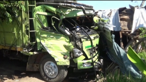 Sopir Ngantuk, Truk Tangki Tabrak Truk Gandeng Dan Warung