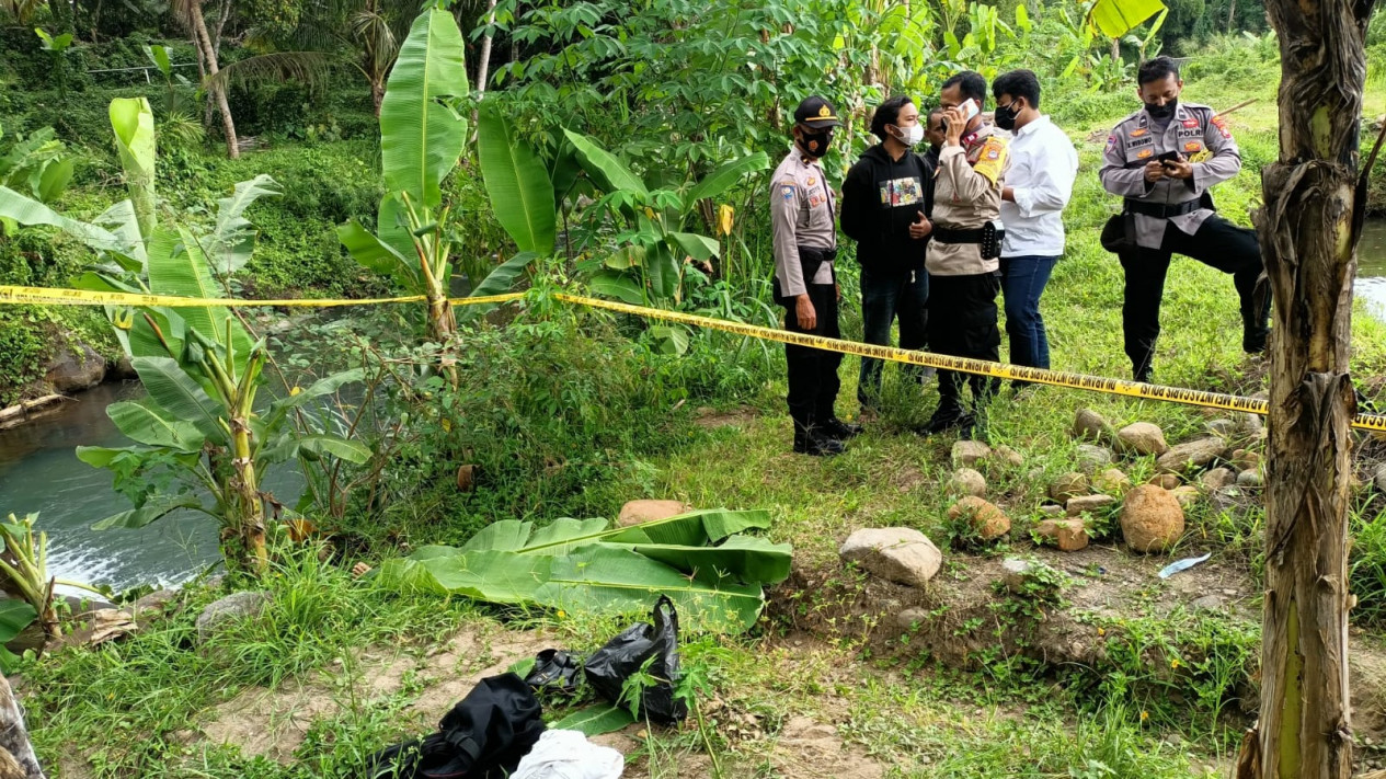 Purnawirawan TNI Tewas Tanpa Busana di Sungai Sempor, Ditemukan Benda Ritual
            - galeri foto