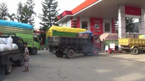 BBM Langka Bikin Macet! Antrian Mengular Hingga Ke Badan Jalan Jalur ...