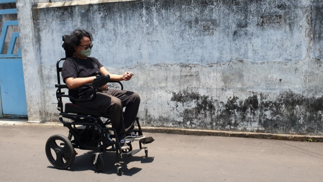 Keren Pemuda Di Kudus Rancang Kursi Roda Elektrik Untuk Penyandang Disabilitas<script async src=