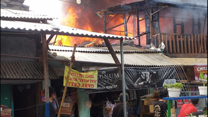 Lima Rumah Warga Di Pagarsih Bandung Ludes Terbakar<script async src=