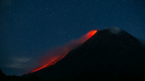 Merapi Muntahkan Guguran Lava Pijar Lima Kali