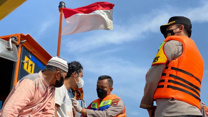 Polisi Patroli Vaksinasi Di Danau Rawa Pening Temukan Ratusan Nelayan Belum Vaksin Halaman 2