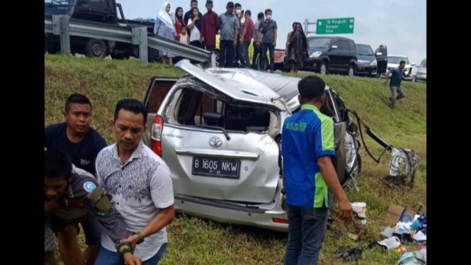 Minibus Pecah Ban Tabrak Pembatas Tol Tebing Tinggi, Seorang Siswi SMK ...