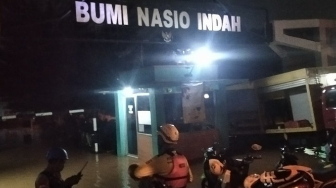 Hujan Deras Di Bekasi Bikin Tanggul Jebol, Warga Perumahan Bumi Nasio ...