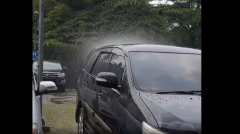 Viral Fenomena Hujan Hanya Basahi Satu Mobil Di Parkiran Bekasi ...