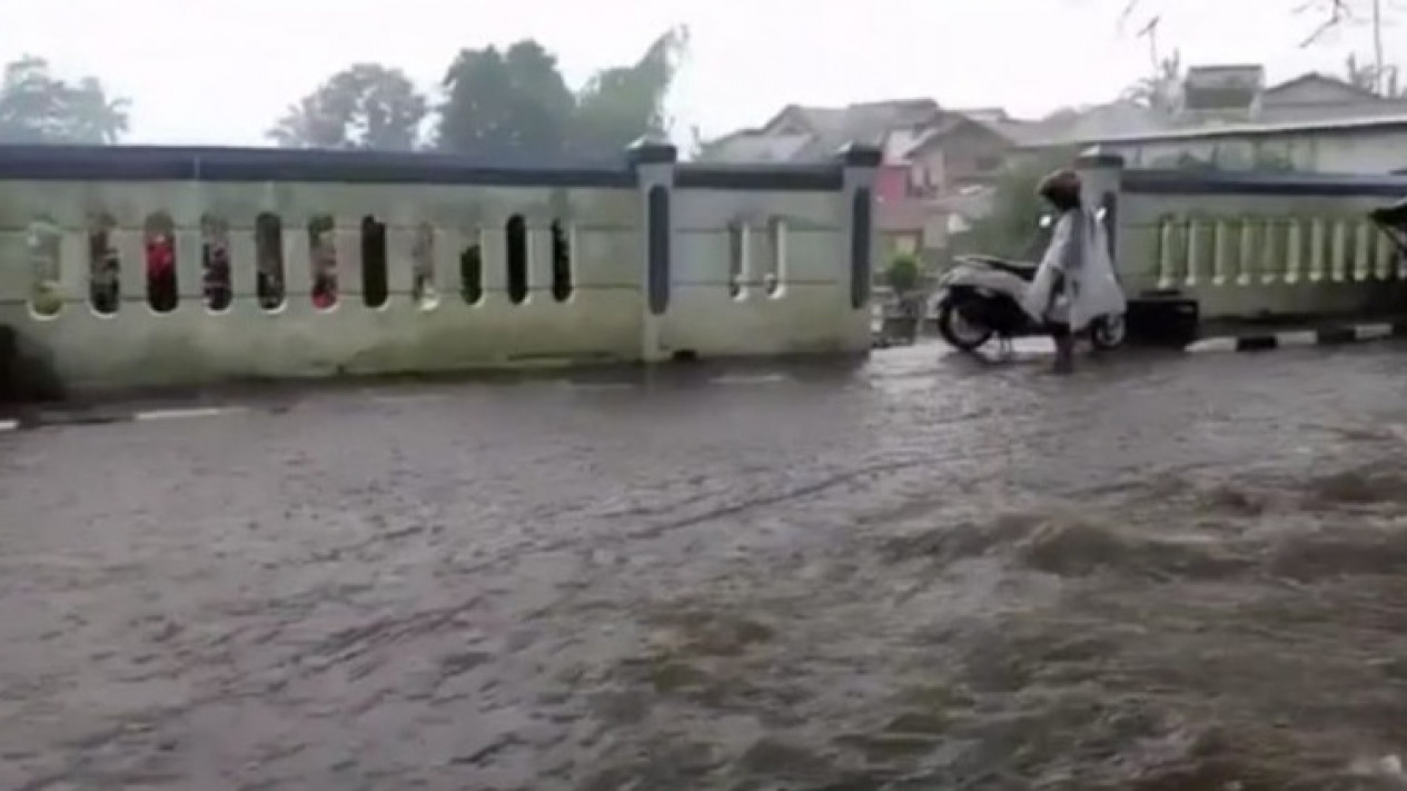 BPBD Kota Sukabumi Catat Banjir dan Longsor di Belasan Titik
            - galeri foto