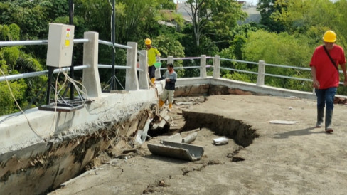 Dampak Cuaca Ekstrem, Pondasi Tanggul Sungai Di Magetan Ambles