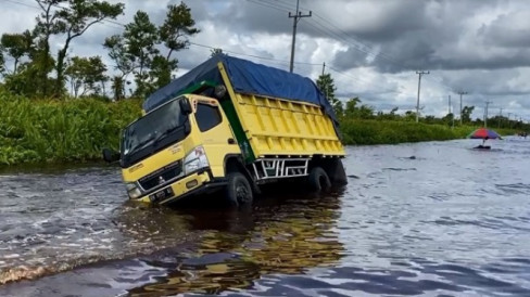 Terendam Banjir Jalur Trans Kalimantan Berlubang Dan Rawan Terjadi ...