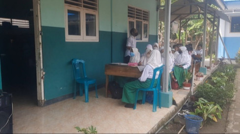 Ruang Kelas Ambruk, Siswa MI Roudlotul Muttaallim Belajar Di Teras Sekolah