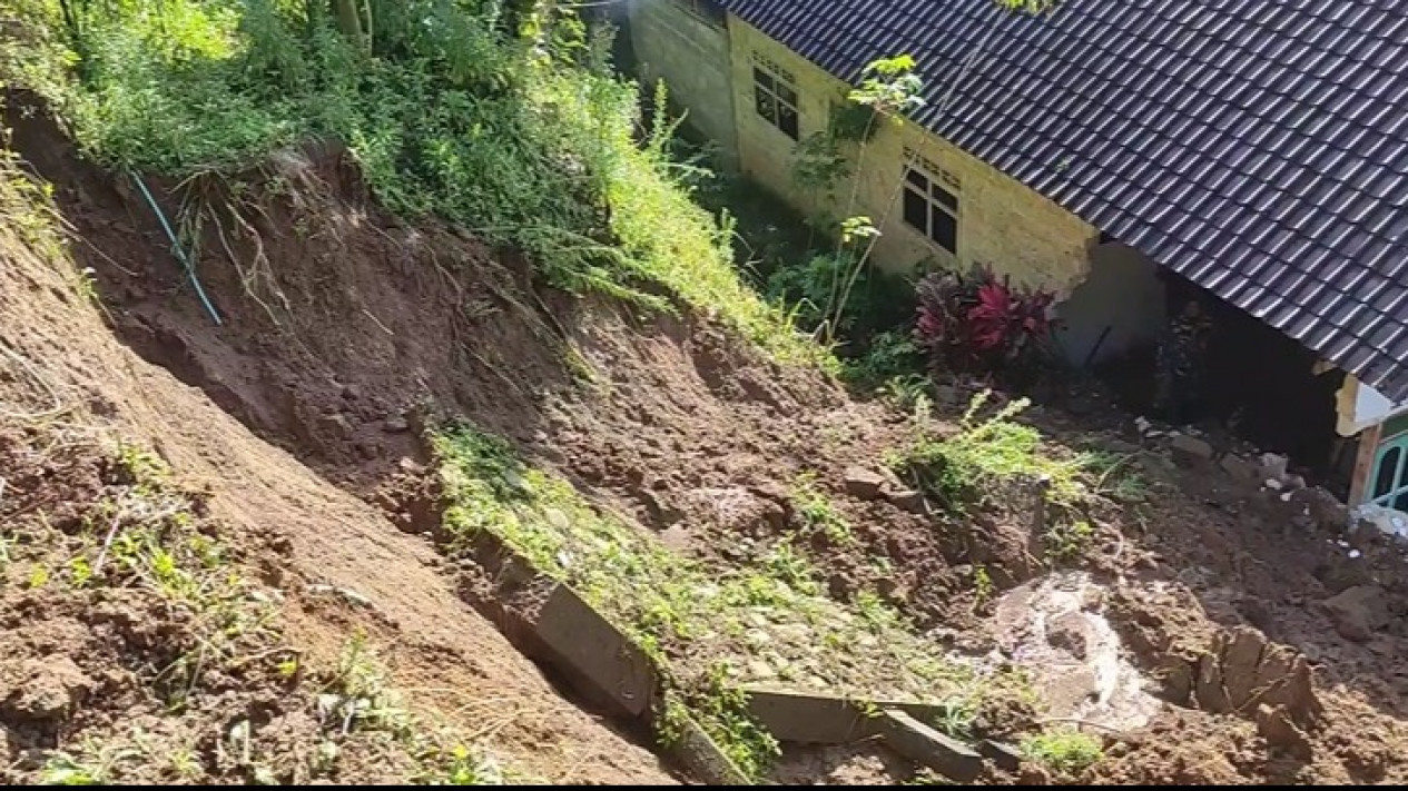 Tebing Setinggi 10 Meter Longsor Timpa Rumah Warga