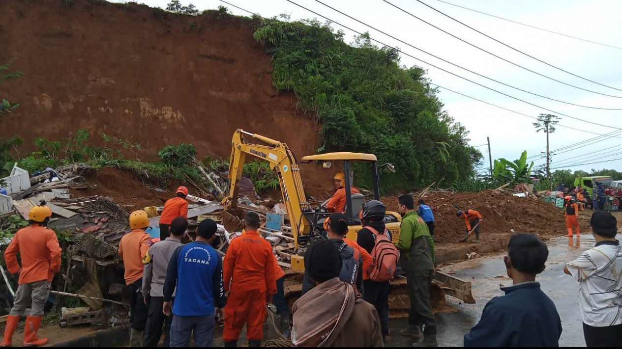 BREAKING NEWS: Empat Orang Tewas Akibat Longsor di Banjarnegara
            - galeri foto