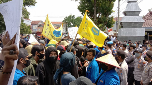 Aksi Mahasiswa Pertanyakan Kelangkaan Pupuk Di Tingkat Petani, Diwarnai ...