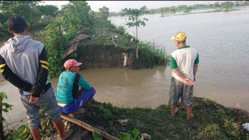 Tanggul Pembatas Sungai Jebol, Puluhan Hektar Tambak Dan Rumah Warga Di ...