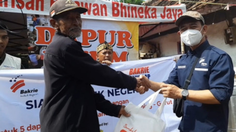 Bakrie Amanah Salurkan Logistik Dapur Umum untuk Korban Banjir Bandang