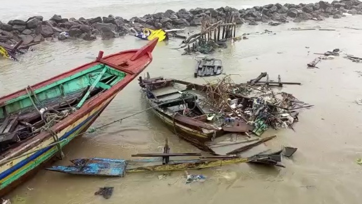 Gelombang Tinggi Rusak dan Tenggelamkan Sembilan Perahu Nelayan Rembang
            - galeri foto